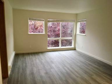 Main picture of 910 N 104th St