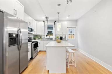 Main picture of 2235 E William St