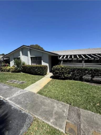 Main picture of 445 Lakeview Dr