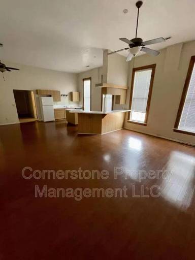 Main picture of 202 1/2 S Main St