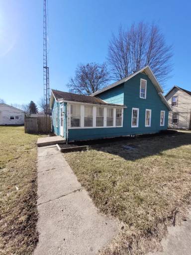 Main picture of 106 W Railroad St