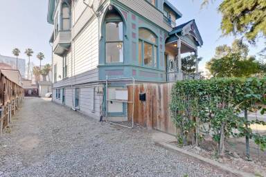 Main picture of 353 S 4th St