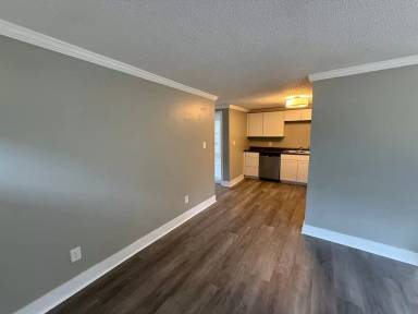 Main picture of 7596 Broad St