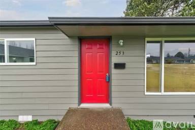 Main picture of 253 Cypress St