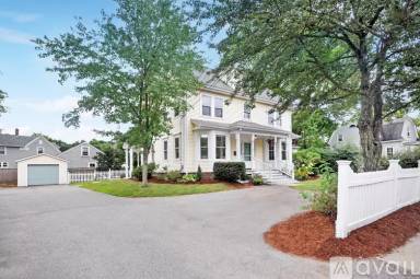 Main picture of 1295 Main St