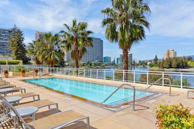 Main picture of Essex On Lake Merritt