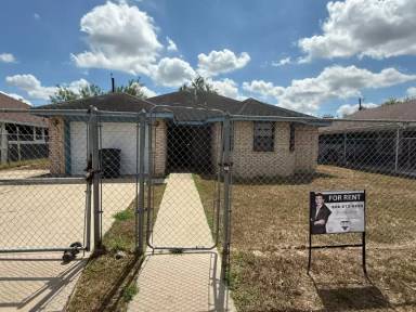Main picture of 108 N Mina de Oro St