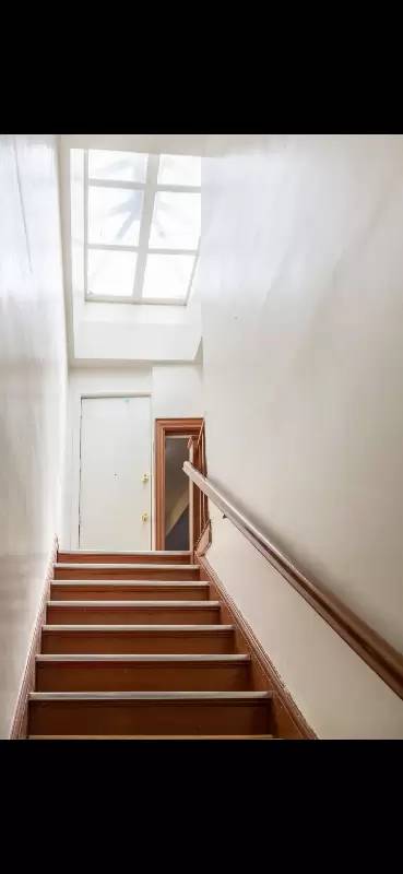Main picture of 153 E 37th St