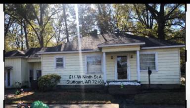 Main picture of 211 W 9th St