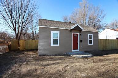 Main picture of 2215 S Hydraulic St