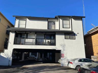 Main picture of 912 W 22nd 1/2 St