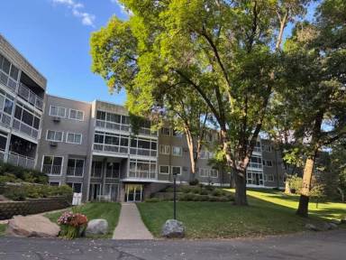 Main picture of 135 Viking Dr E