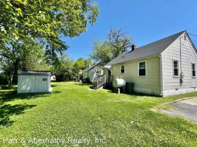 Main picture of 903 W Broadway