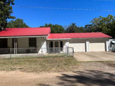 Main picture of 109 E Scruggs St