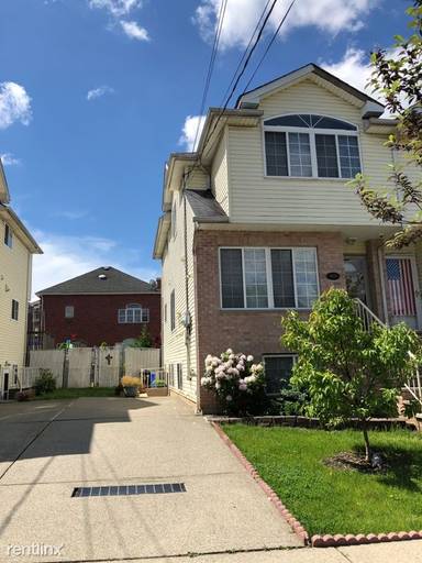 Main picture of 908 Rockland Ave