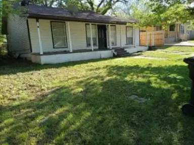 Main picture of 810 W Day St
