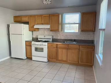 Main picture of 989 N Broadway