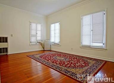 Main picture of 260 S Reeves Dr