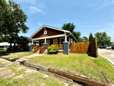 Main picture of 1007 S Quincy Ave