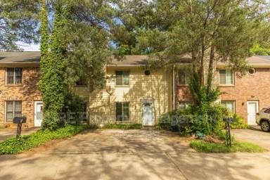 Main picture of 21 Powers Ferry Mnr SE