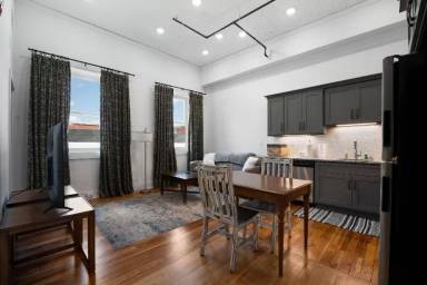 Main picture of 10 W Main St