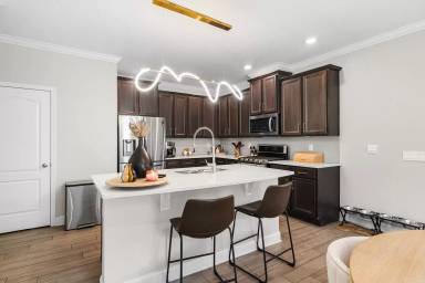 Main picture of 330 Greenway Ln