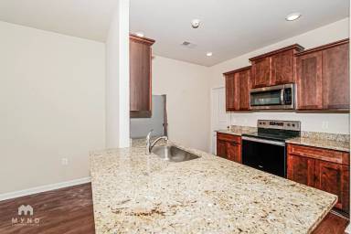 Main picture of 6061 Rainbow Row