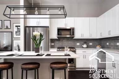 Main picture of 2050 N Clark St