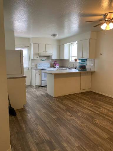 Main picture of 112 W Magic Dr