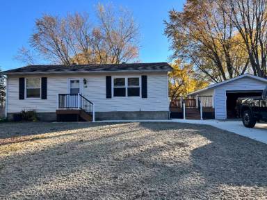 Main picture of 135 Willow Dr W