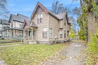 Main picture of 816 Wealthy St SE
