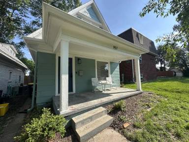 Main picture of 957 W 42nd St