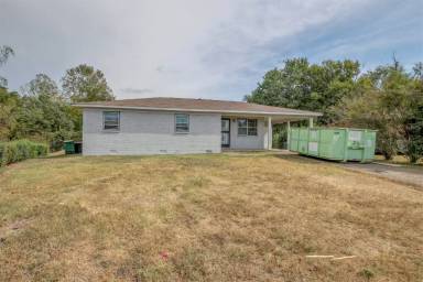 Main picture of 18 Goodwin Cir