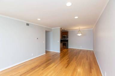 Main picture of 3825 Centre St