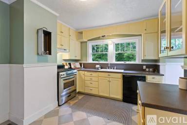 Main picture of 3265 E Burnside St