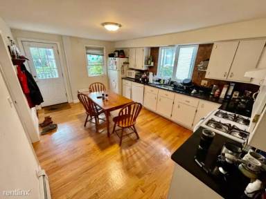 Main picture of 210 Cedar St