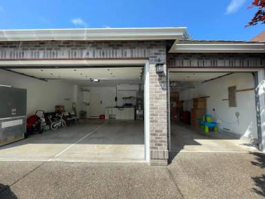 Main picture of 211 NW 110th Ave