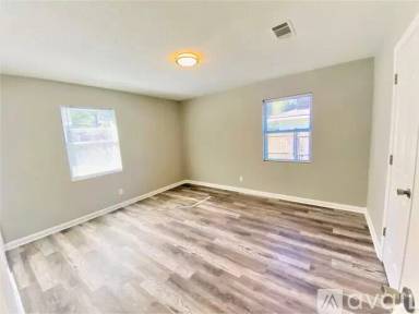 Main picture of 633 Lee Rd