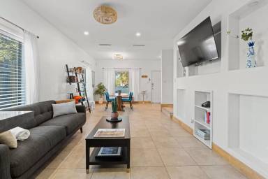 Main picture of 3002 S L Ln