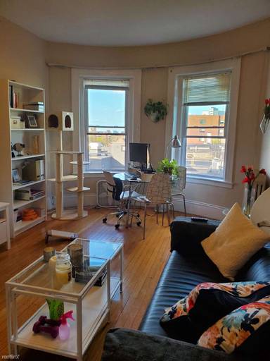 Main picture of 1476 Beacon St