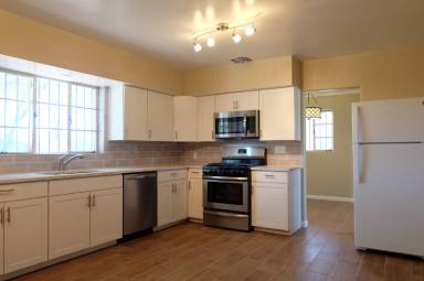Main picture of 1403 E Waverly St