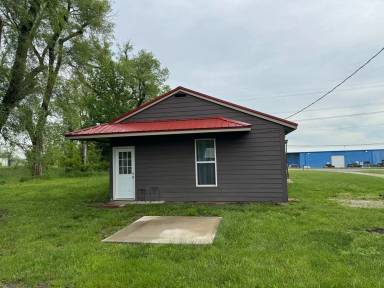 Main picture of 2590 W Broadway St