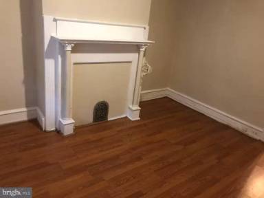 Main picture of 6327 N Woodstock St