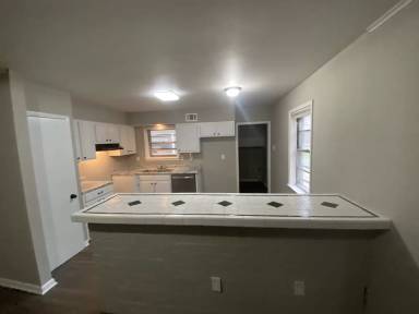 Main picture of 3669 Voltaire Ave