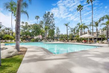 Main picture of 21500 Burbank Blvd