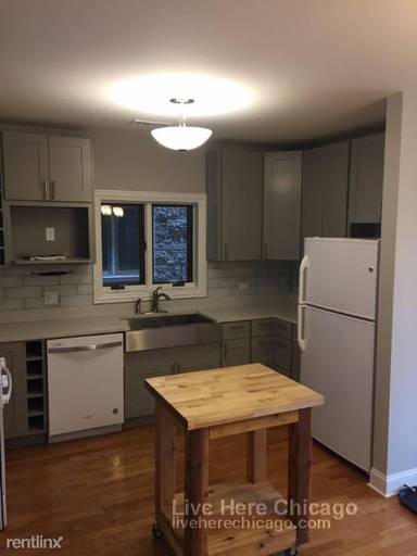 Main picture of 819 N Milwaukee Ave