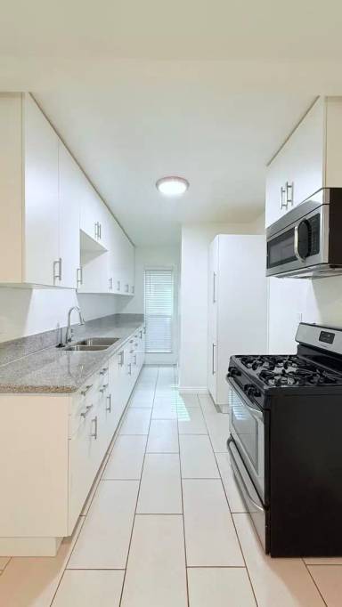 Main picture of 2025 S Bedford St