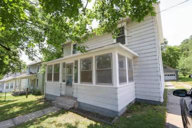 Main picture of 16 Maple St