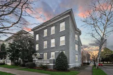 Main picture of 1017 Colonial Ave