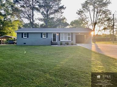 Main picture of 807 City Lake Dr